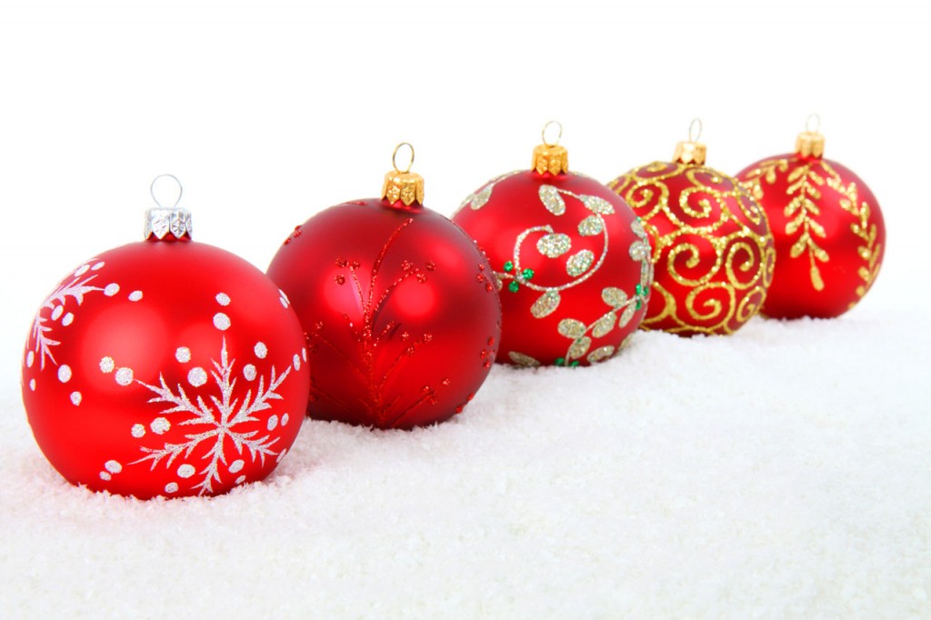 Photo couleurs avec des boules de Noël rouges